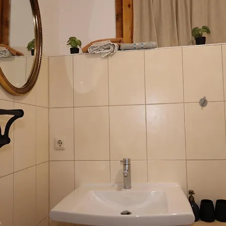 Rustic-style In With Garden Apartment *