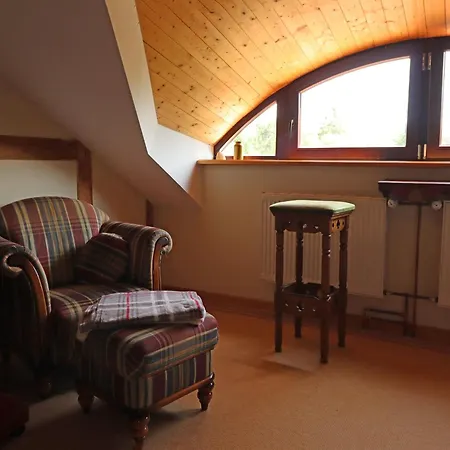 Rustic-style In With Garden Apartment *